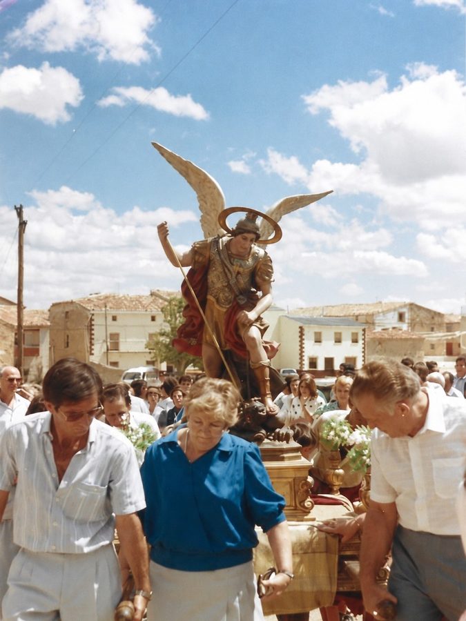 29 de Septiembre día de los arcángeles 
y SAN MIGUEL!!! 🪽🎇

01 📸1989-91 (o algo así...)
02 🎞️Agosto 
