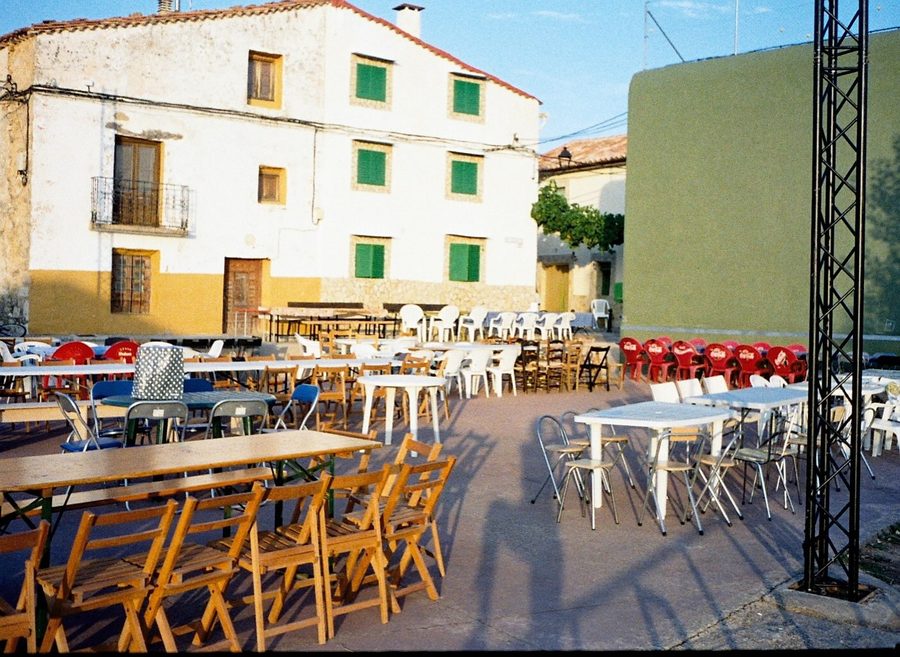 Llega el día 🌬️13 y llenamos el frontón de sillas y mesas para merendar y celebrar juntos el que es 